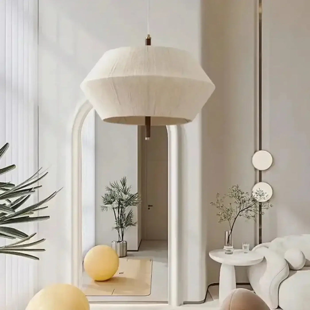 Suspension moderne en lin beige et blanc avec détails en bois