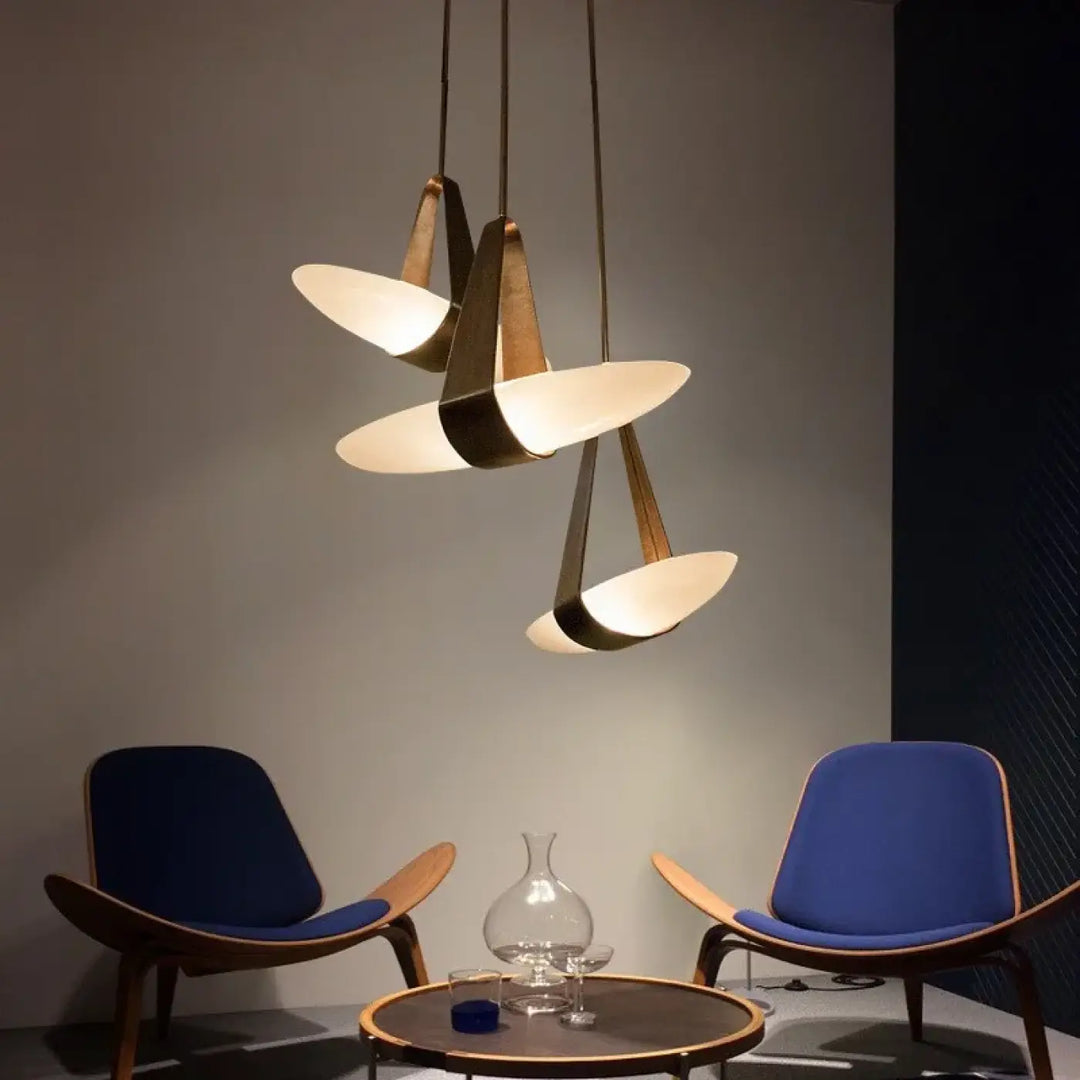 Suspension moderne trois bras métal noir et verre opalin

