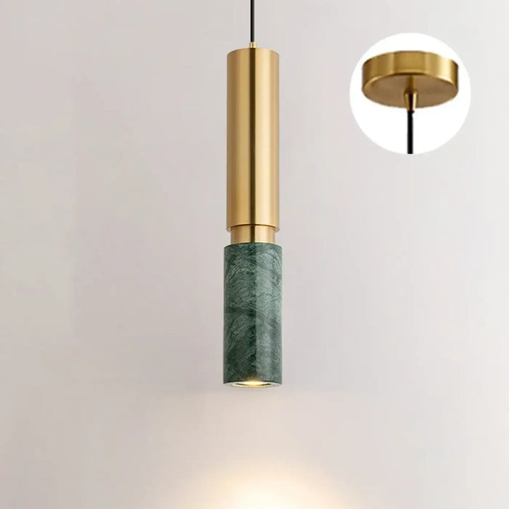 Suspension luminaire jade au tube doré avec une base en marbre vert foncé pour une décoration intérieure moderne