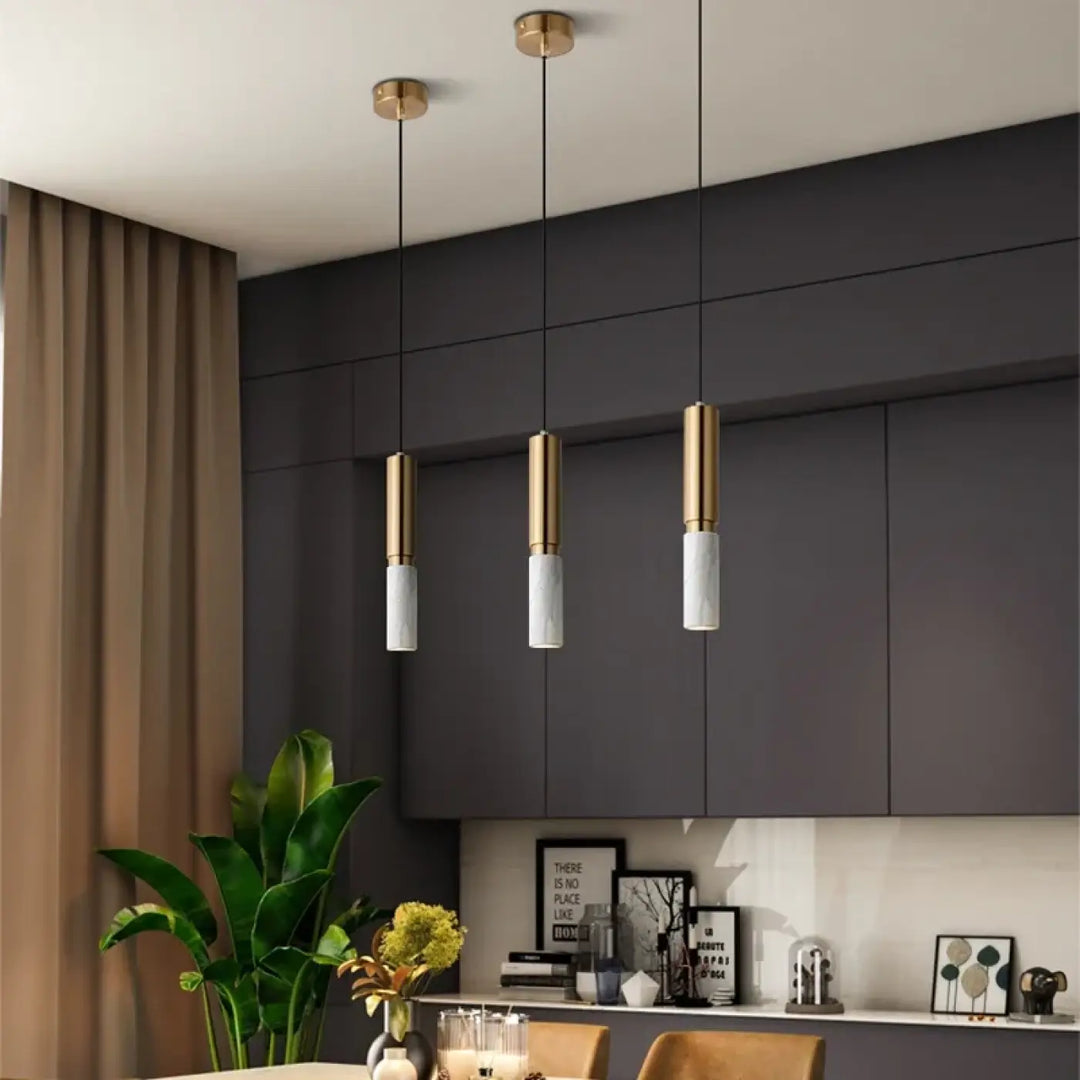 Suspension luminaire jade avec tube doré et base en marbre blanc pour une décoration intérieure moderne