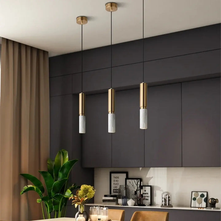 Suspension luminaire jade avec tube doré et base en marbre blanc pour une décoration intérieure moderne
