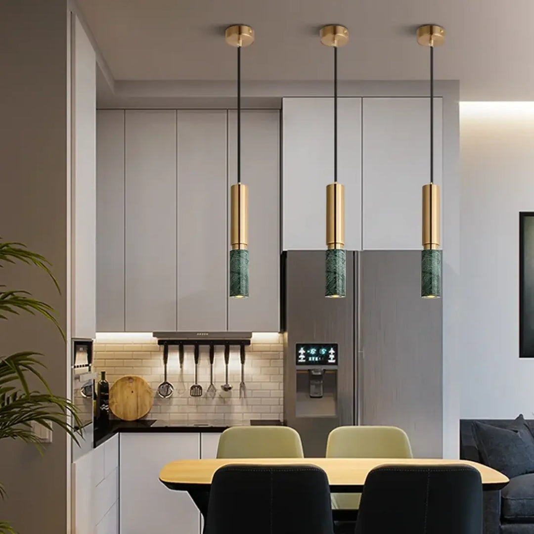 Suspension luminaire jade avec tube doré et base en marbre vert pour décoration intérieure moderne