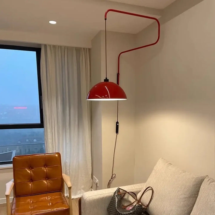 Applique murale redall rouge industrielle avec bras métallique courbé et finition brillante, le lighting fixture idéal