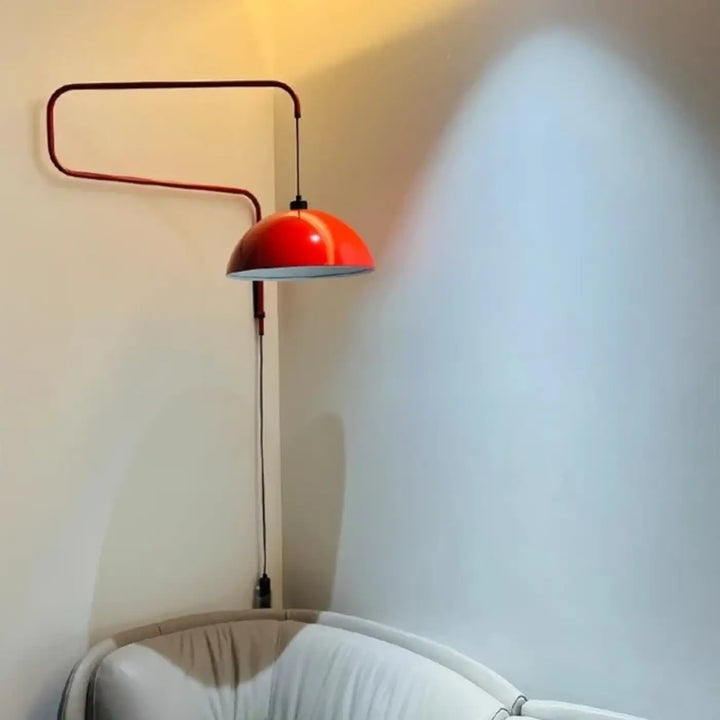 Applique murale redall rouge en forme de dôme avec bras métallique incurvé, un éclairage moderne et élégant