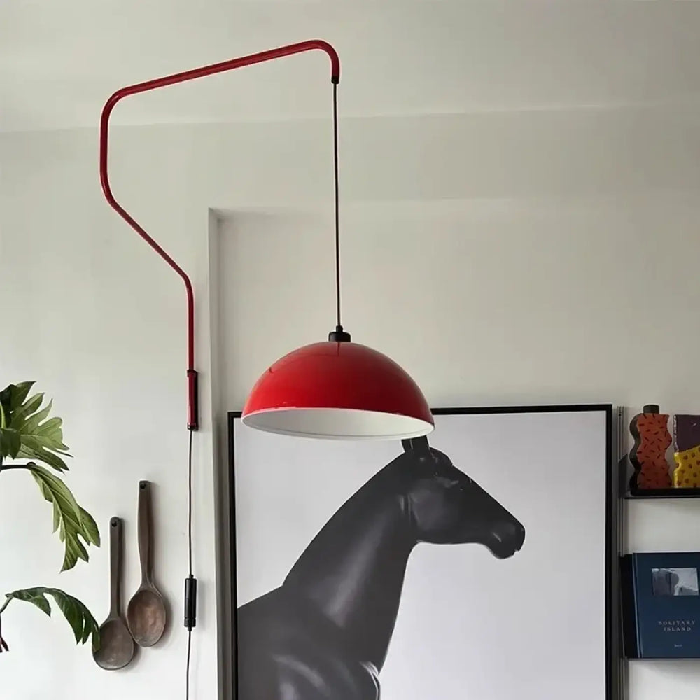 Applique murale redall avec un dôme rouge et un bras courbe minimaliste design pour éclairage contemporain