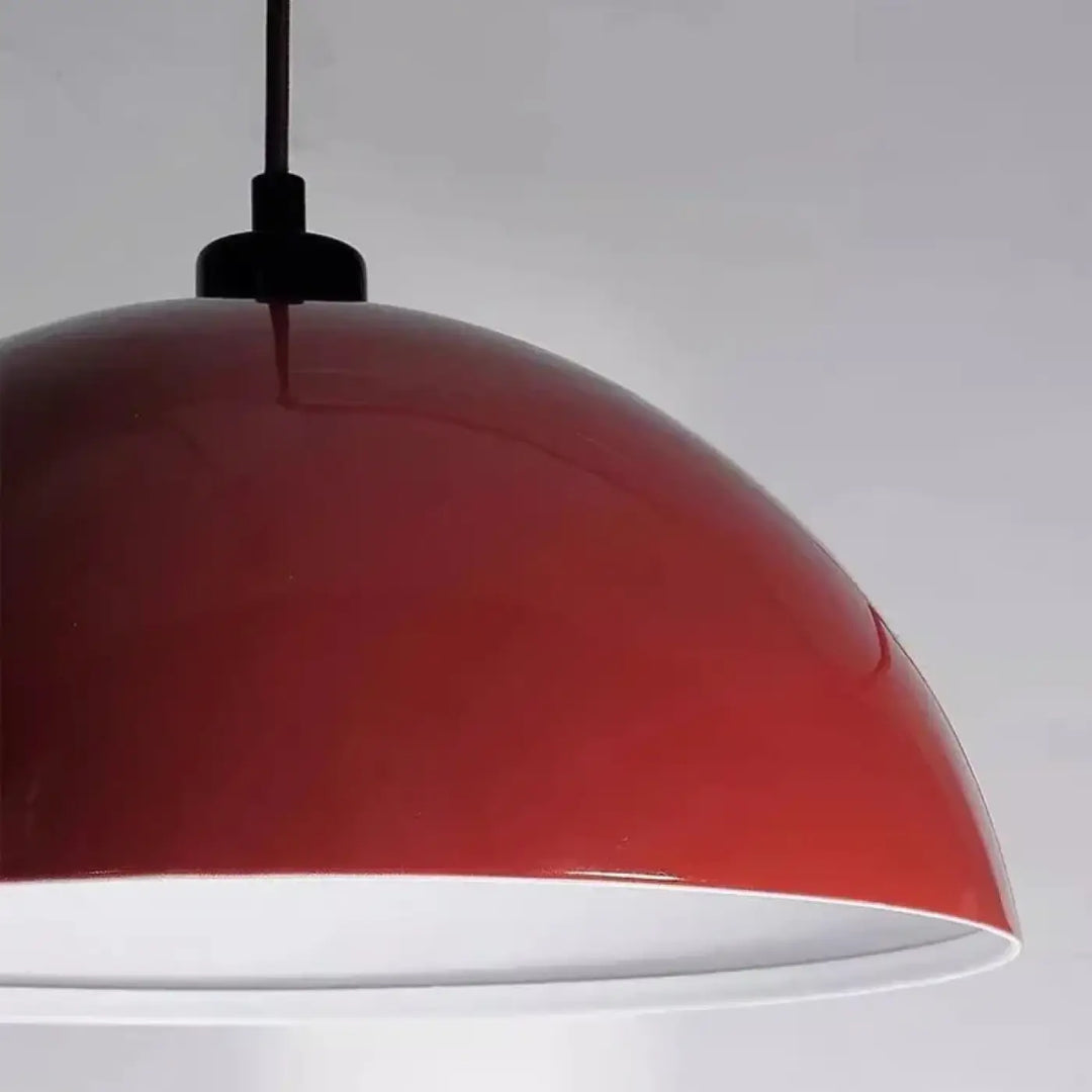 Applique murale redall en forme de dôme rouge avec finition brillante et intérieur blanc pour un éclairage design