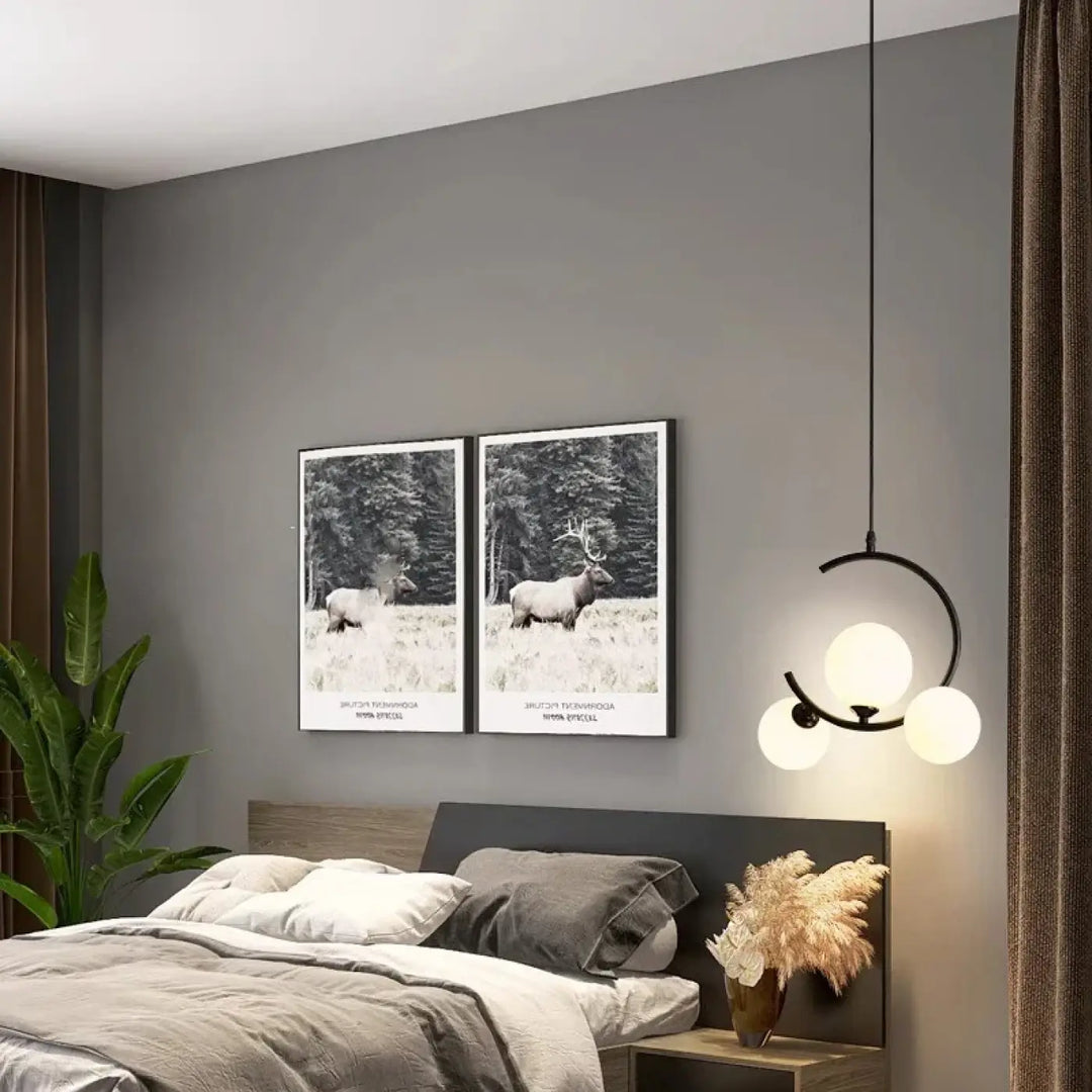 Suspension noire avec anneaux et globes lumineux opalins