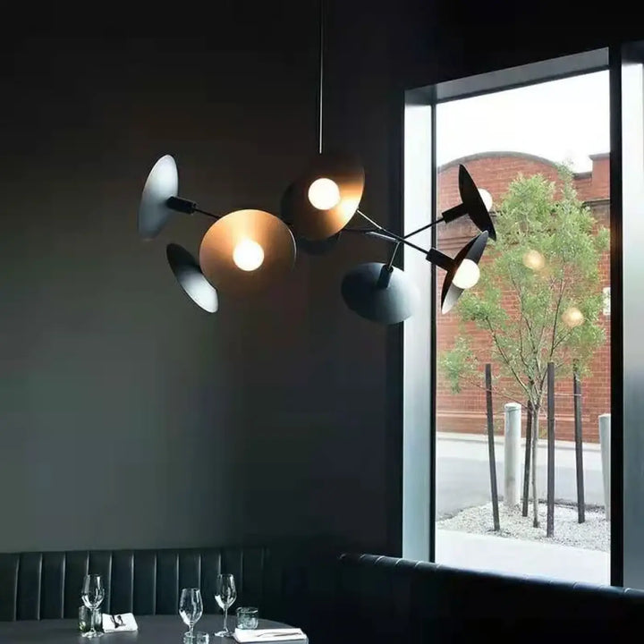 Suspension noire design moderne bras articulés style industriel

