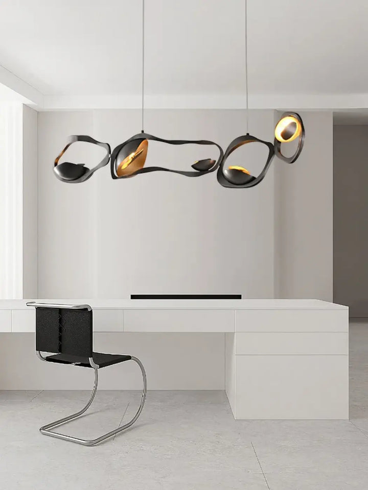 Suspension noire design sculpturale pour bureau ou salon

