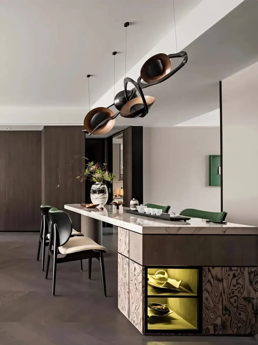 Suspension noire design sculpturale pour bureau ou salon

