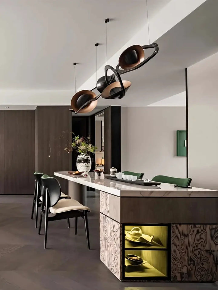 Suspension noire design sculpturale pour bureau ou salon

