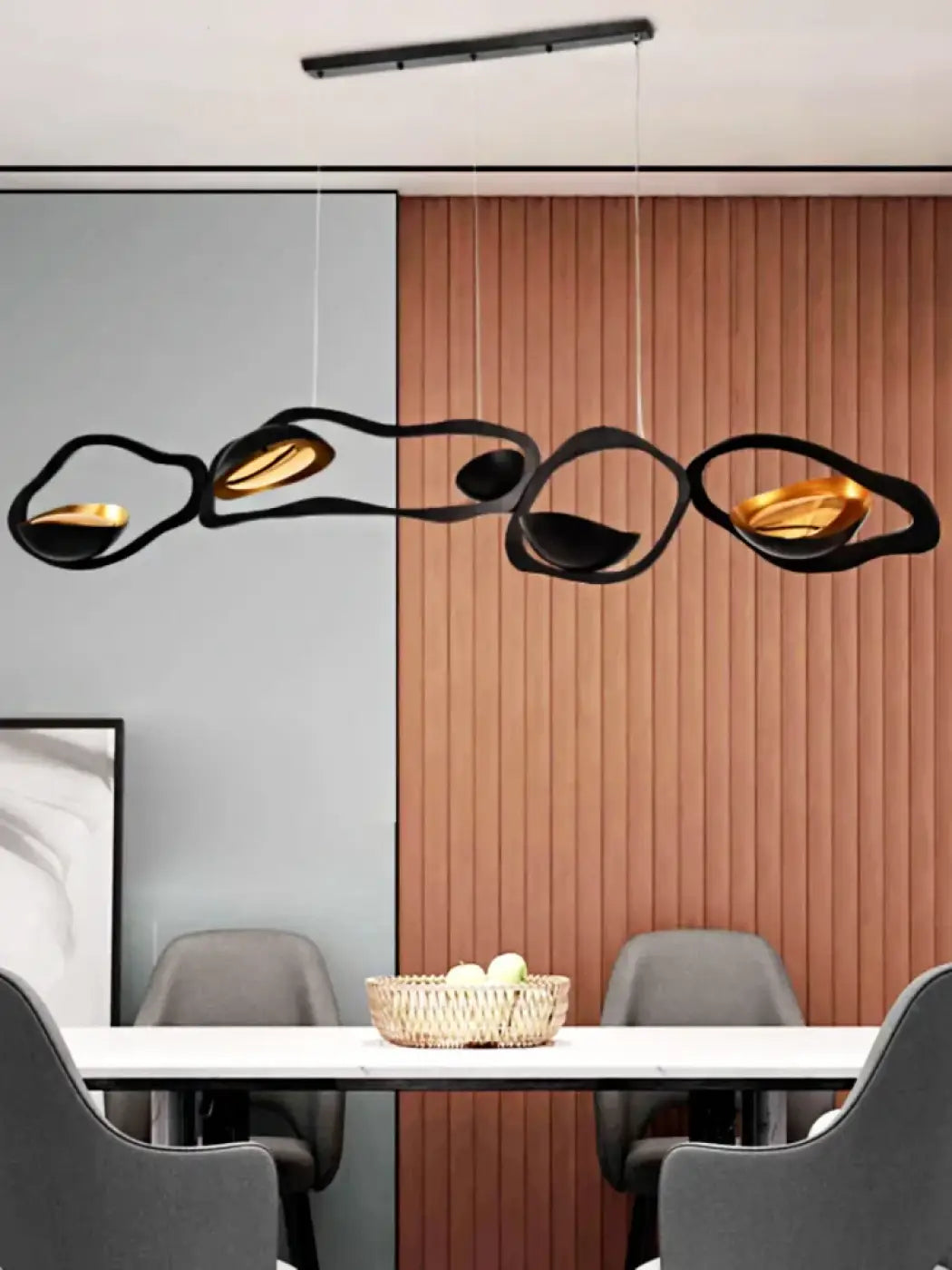 Suspension noire design sculpturale pour bureau ou salon

