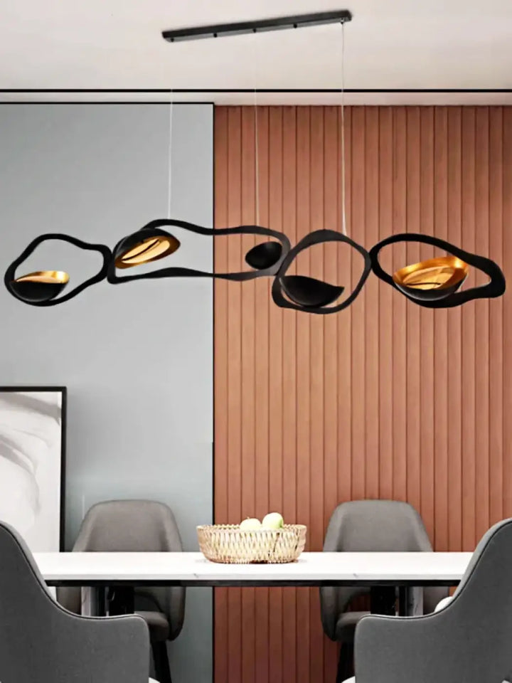 Suspension noire design sculpturale pour bureau ou salon

