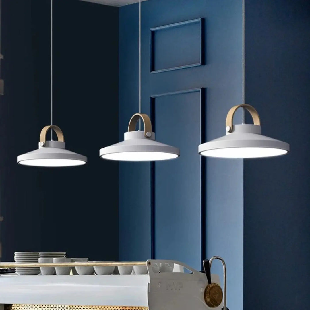 Suspension noire moderne avec anse bois pour cuisine
