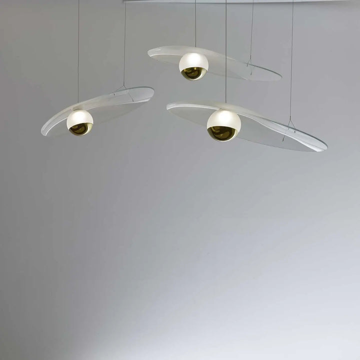 Suspension luminaire oyster avec suspensions blanches et dorées à abat-jour en verre incurvé moderne