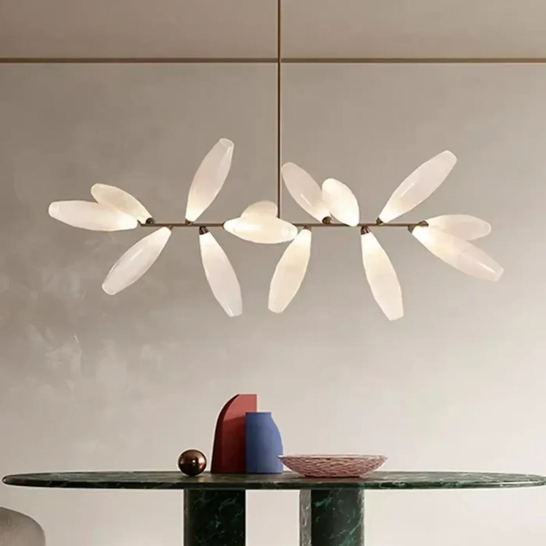 Suspension pétales opalins design floral et lumière douce moderne


