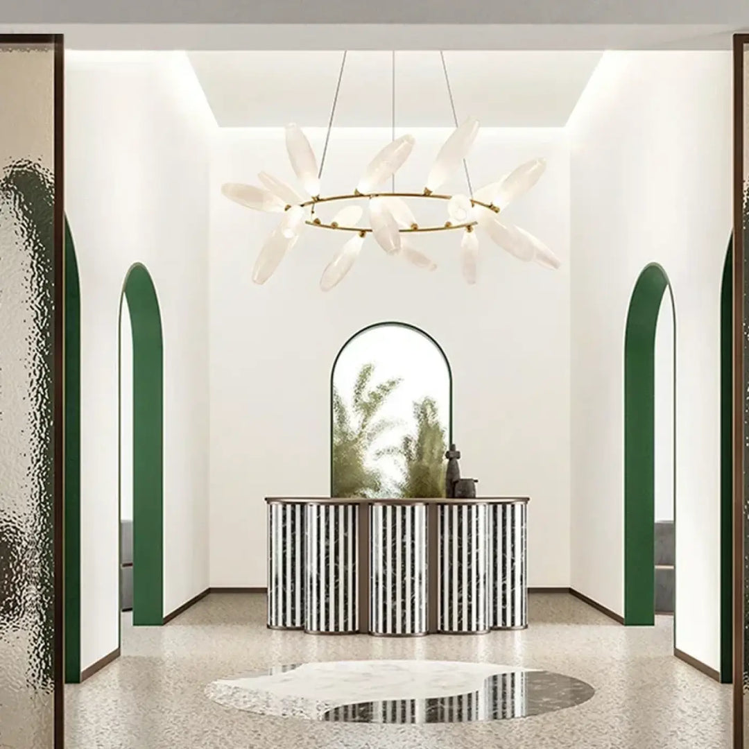 Suspension pétales opalins design floral et lumière douce moderne


