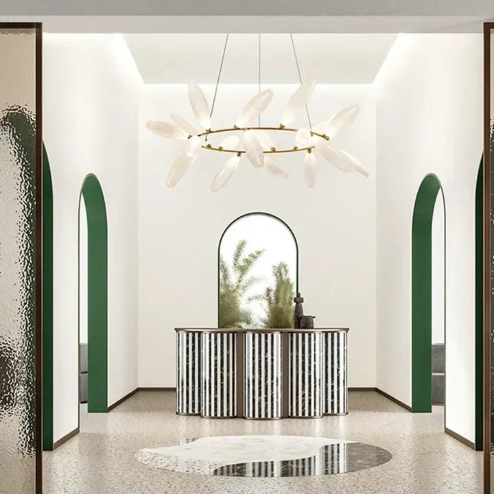 Suspension pétales opalins design floral et lumière douce moderne

