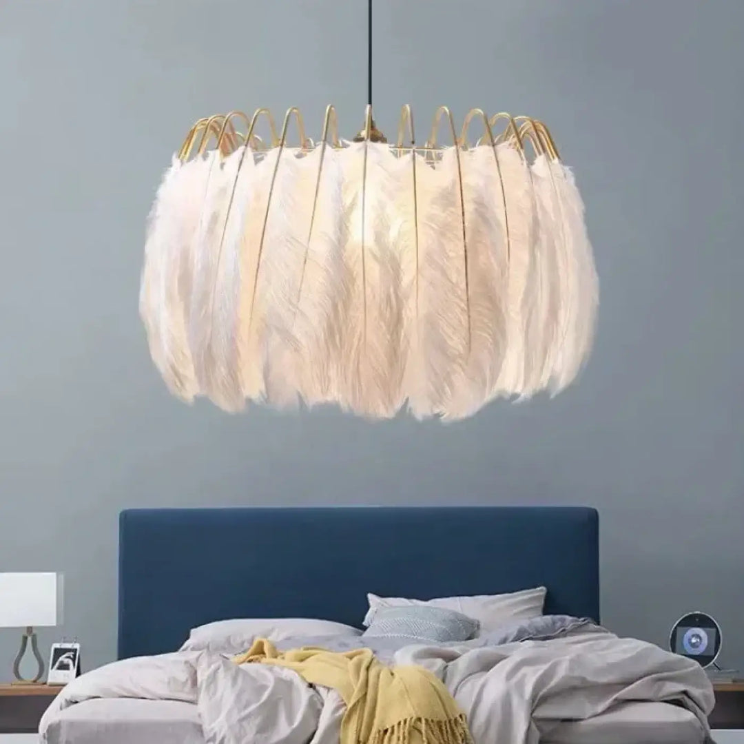 Suspension plumes blanches style bohème chic lumière douce

