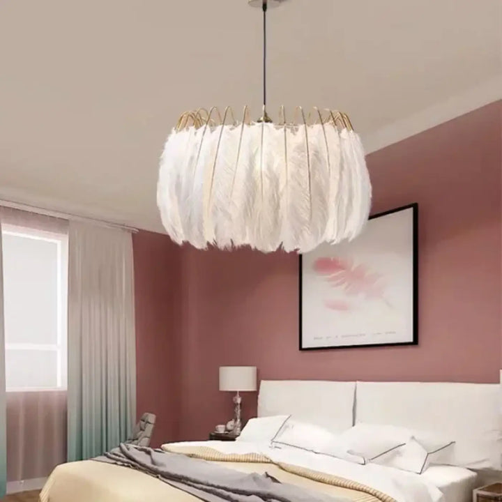 Suspension plumes blanches style bohème chic lumière douce

