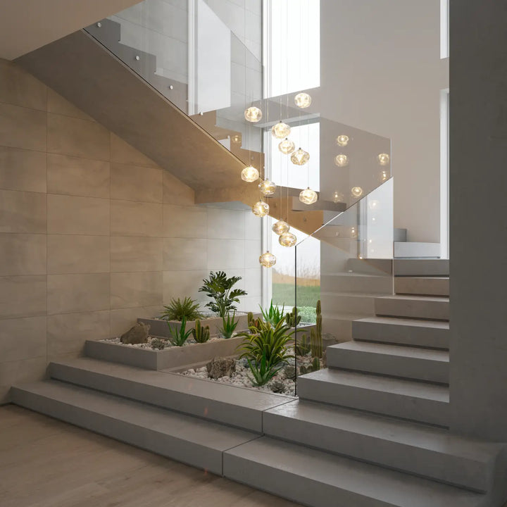 Suspension luminaire collection raw avec verre soufflé en orbes chaleureux suspendus au-dessus d un escalier moderne