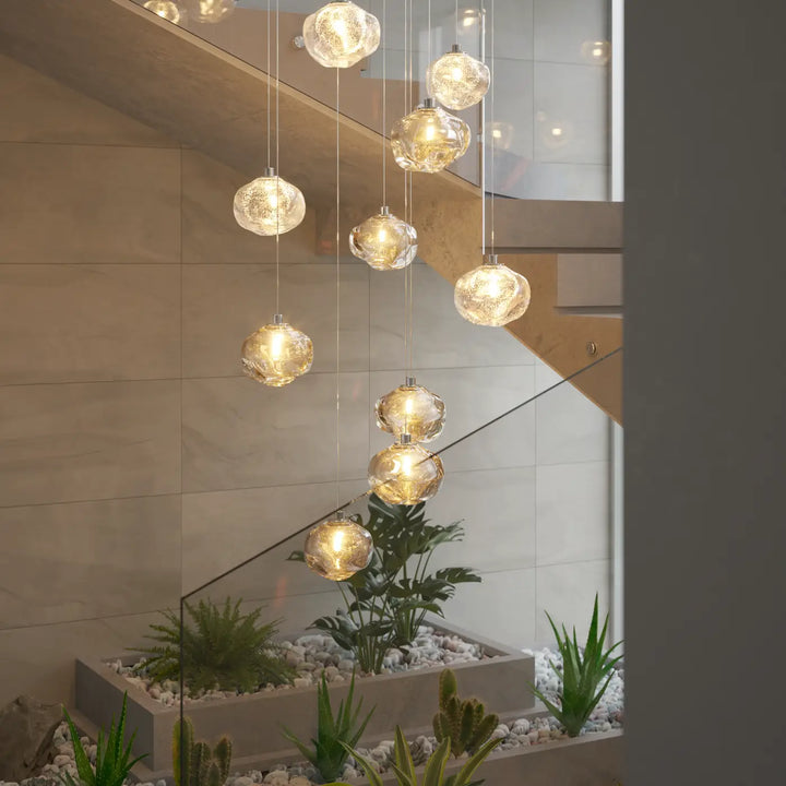 Suspension luminaire collection raw avec globes en verre craquelé éclairage chaud et finition golden mica