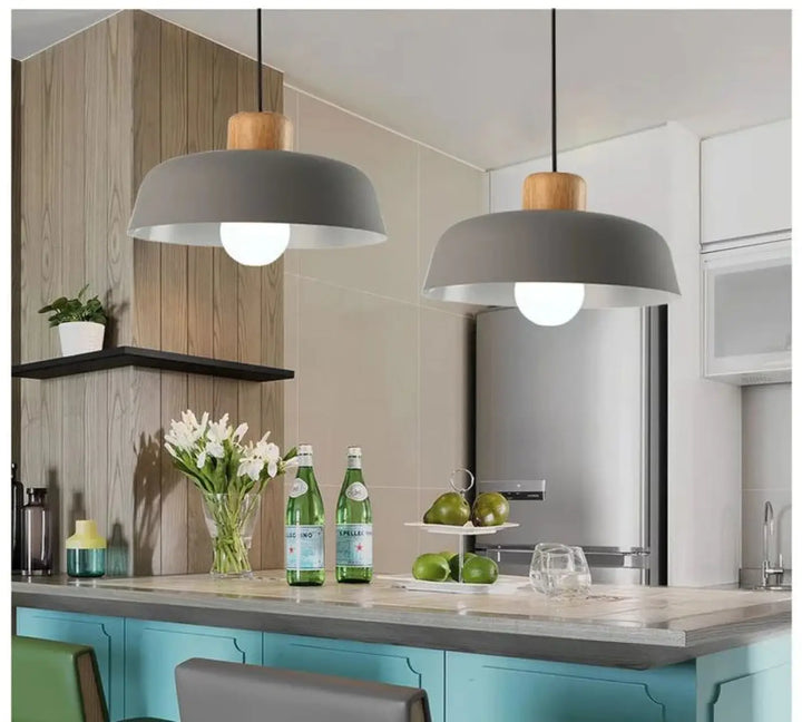 Suspension scandinave colorée avec abat-jour en métal et bois naturel