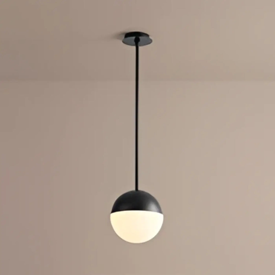 Suspension luminaire ludi en forme de sphère noire avec globe en verre dépoli pour décoration intérieure moderne scandinave plus qu’un luminaire