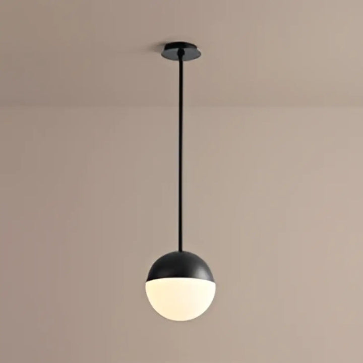 Suspension luminaire ludi en forme de sphère noire avec globe en verre dépoli pour décoration intérieure moderne scandinave plus qu’un luminaire