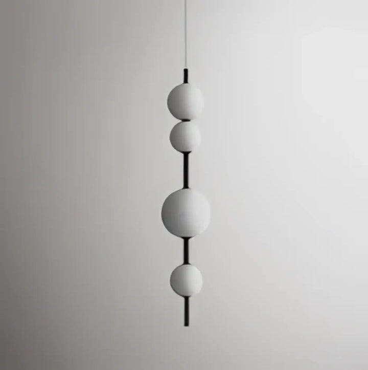 Suspension luminaire saku avec globe blanc et connecteurs cylindriques noirs suspension scandinave moderne élégante