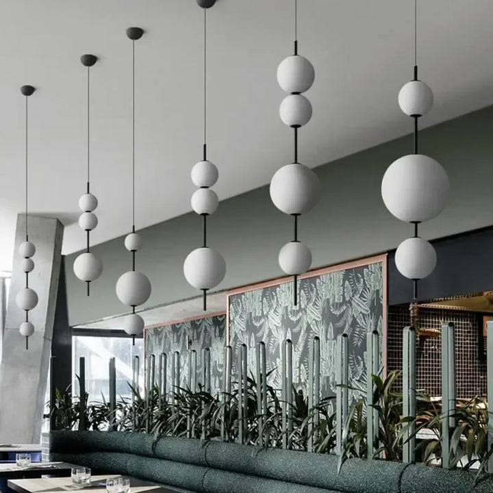 Suspension luminaire saku avec suspensions scandinaves modernes sphériques blanches et tiges noires en grappe cascade