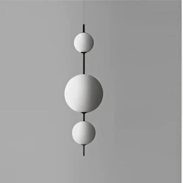 Suspension luminaire saku avec trois sphères blanches mates suspendues par tiges noires, suspension scandinave moderne