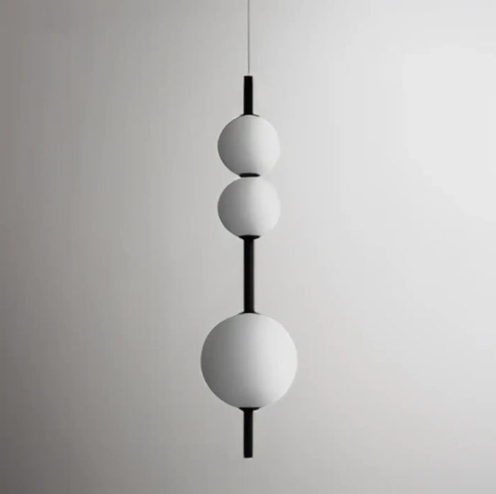 Suspension luminaire saku avec globe blanc et tiges cylindriques noires pour une suspension scandinave moderne