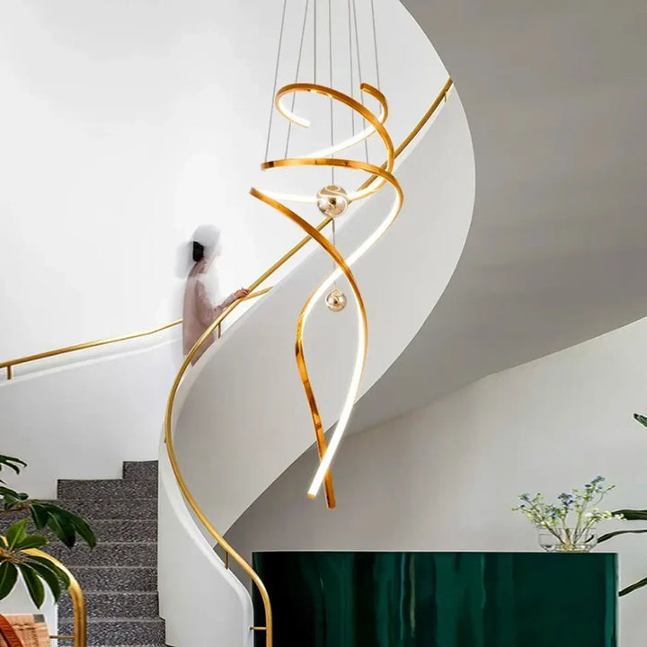 Suspension Spirale LED Dorée Design Pour Plafond Haut