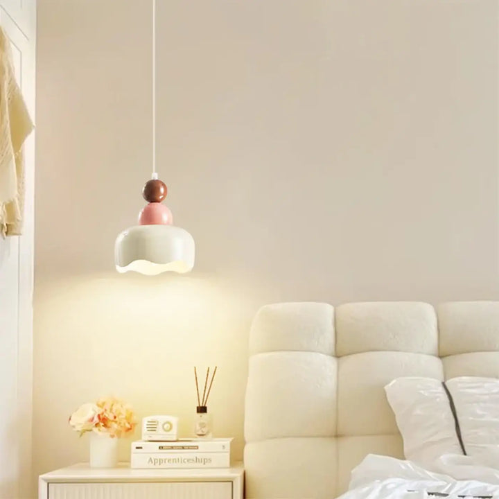 Suspension luminaire creme en céramique pastel rose et blanc avec abat-jour festonné design macaron style nordique esthétique douce