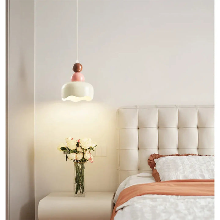 Suspension luminaire creme en style nordique avec abat-jour scallopé rose pastel et blanc et accents en bois