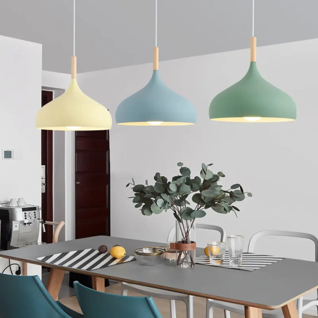 Suspension au style scandinave présente une forme de dôme épuré

