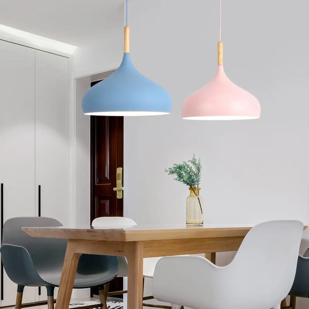 Suspension au style scandinave présente une forme de dôme épuré

