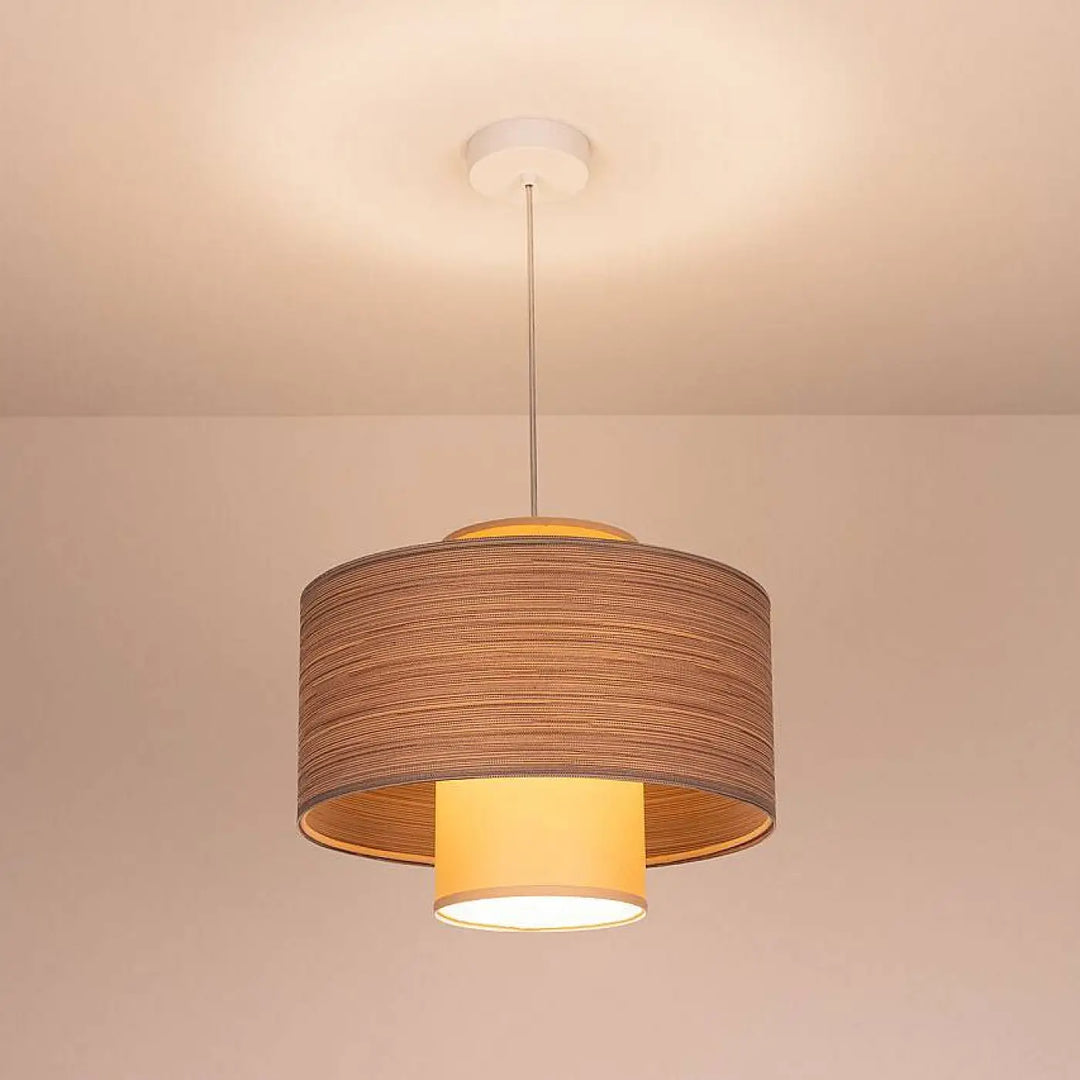 Suspension taupe double avec abat-jour cylindrique en bambou tissé beige et doublure crème jaune doux