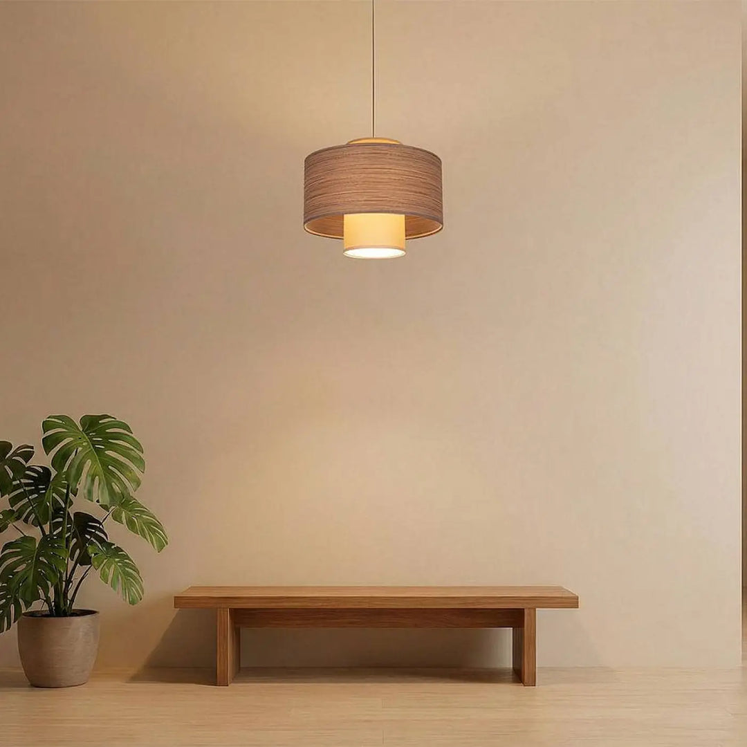 Suspension taupe double cylindrique en bois tressé beige crème avec une douce lumière intérieure jaune