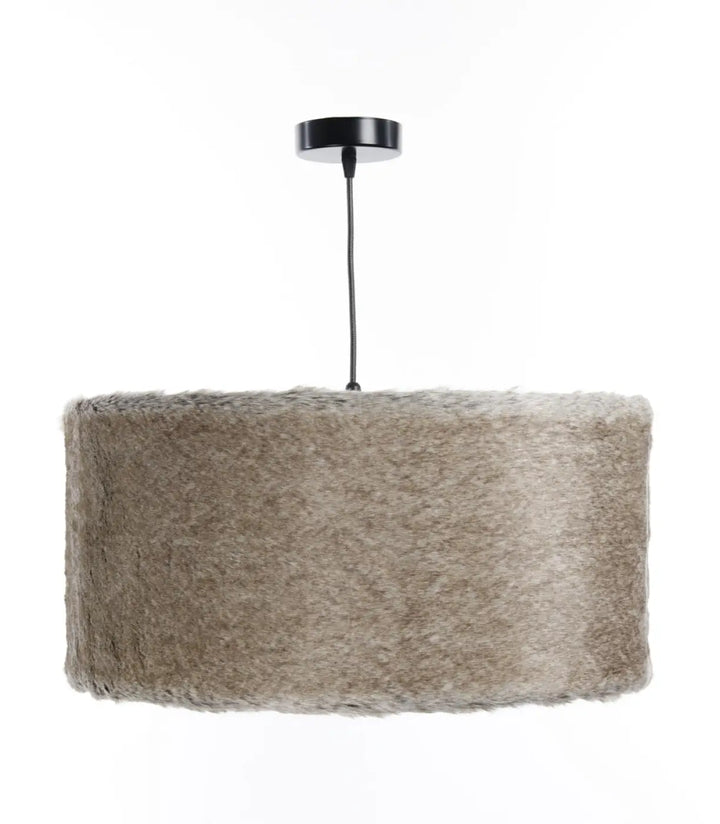 Suspension tissu beige cylindrique bear light avec abat-jour en fausse fourrure beige et fixation noire au plafond