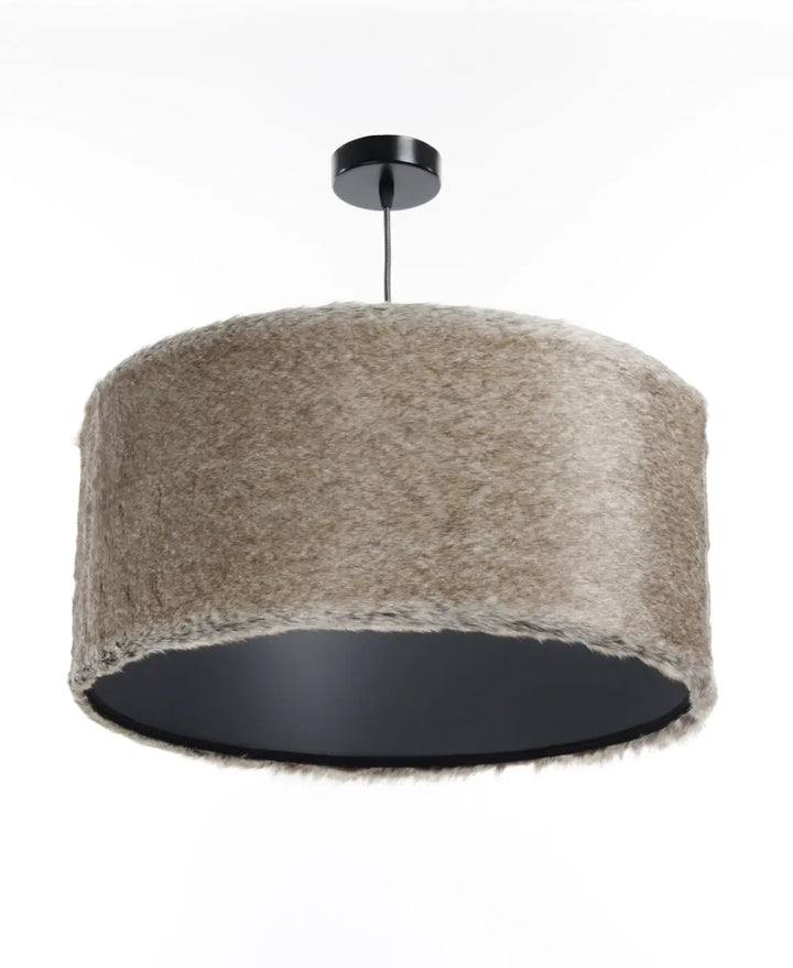 Suspension luminaire bear light en tissu beige avec extérieur en fausse fourrure texturée et intérieur noir élégant