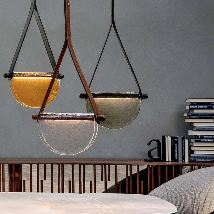 Suspension verre soufflé avec sangle cuir ambiance chic
