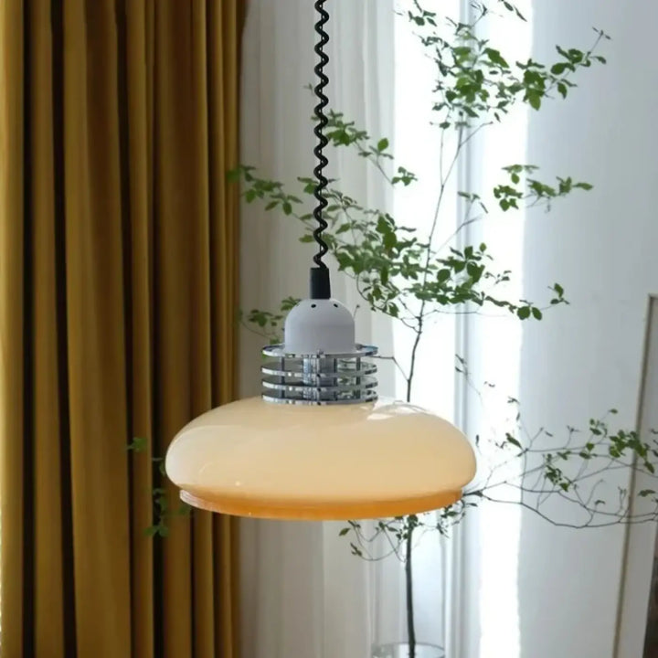 Suspension vintage en verre opalin crème au design rétro chic
