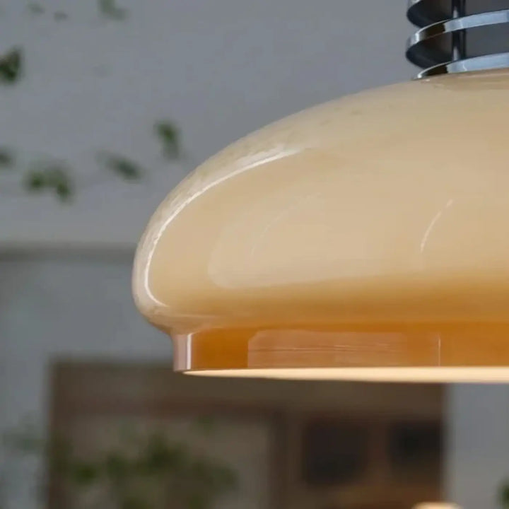 Suspension vintage en verre opalin crème au design rétro chic