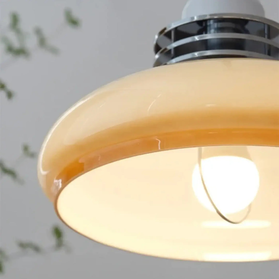 Suspension vintage en verre opalin crème au design rétro chic