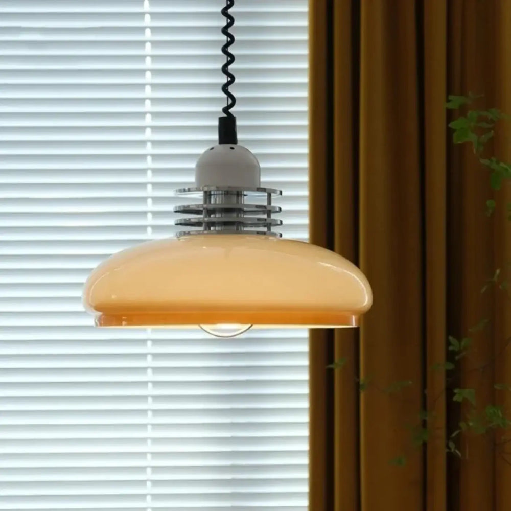 Suspension vintage en verre opalin crème au design rétro chic