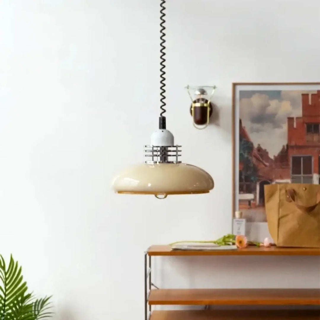 Suspension vintage en verre opalin crème au design rétro chic