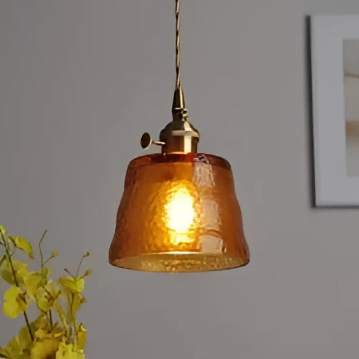 Suspension luminaire nais en verre texturé ambré avec finition métal laiton pour un design rétro vintage élégant