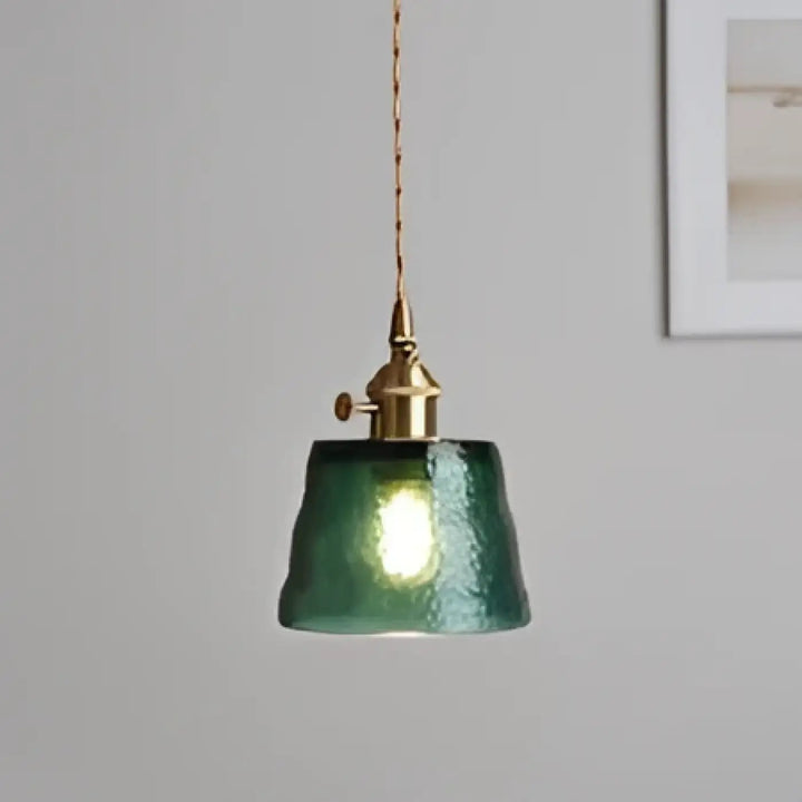 Suspension luminaire nais en verre texturé vert avec finition laiton pour un design rétro et une suspension vintage élégante